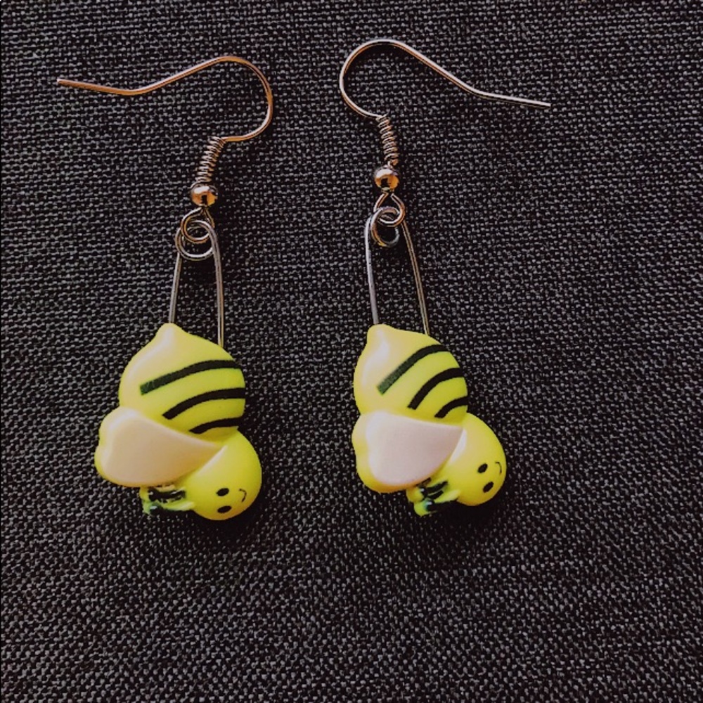 Handmade bumble bee earrings 🤠